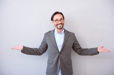 Ayakta açık geniş kollu adam