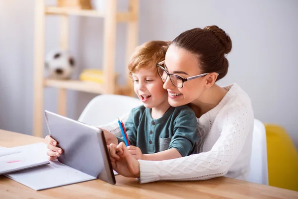 Anne ve çocuk tablet kullanma — Stok fotoğraf