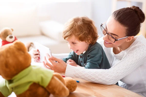 Mãe e criança brincando no tablet — Fotografia de Stock