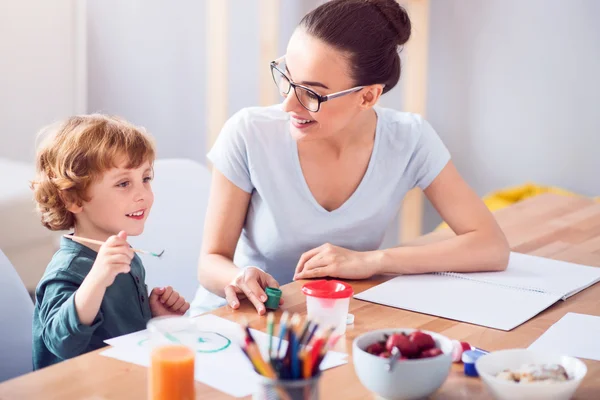 Zoon en moeder samen schilderen — Stockfoto