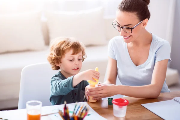 Bambino cercando di soffiare bolle — Foto Stock