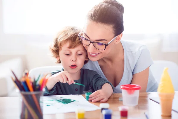 Bambino dipinto quadro per la madre — Foto Stock