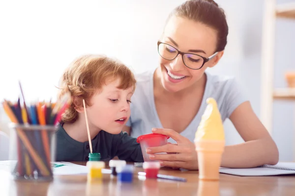 Madre e figlio guardando il vetro — Foto Stock