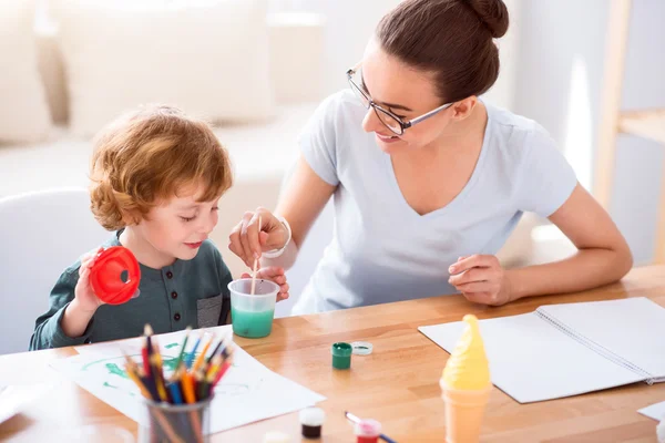 Madre che lava un pennello — Foto Stock