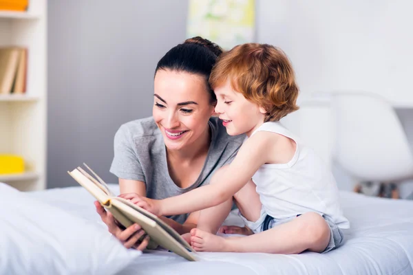 Madre e hijo leyendo un libro — Foto de Stock