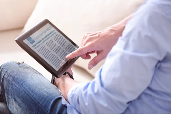 Homem lendo notícias no tablet — Fotografia de Stock