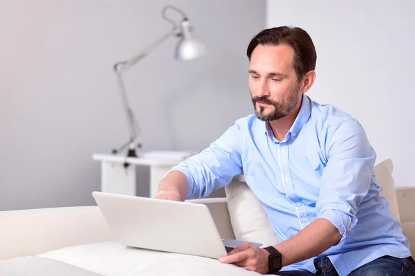 Man zit en het gebruik van laptop — Stockfoto