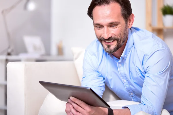 Mann schaut auf das Tablet — Stockfoto