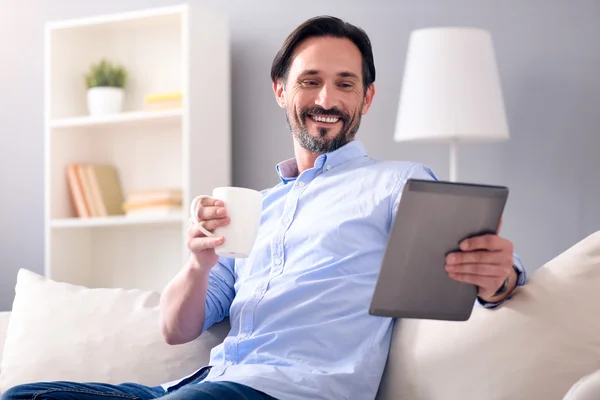 Hombre mirando la tableta — Foto de Stock