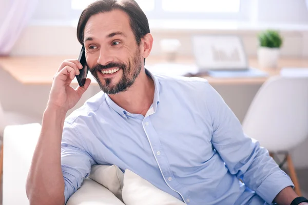 Muž s konverzaci na telefonu — Stock fotografie