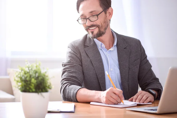 Ellenőrzés írás közben a notebook az ember — Stock Fotó