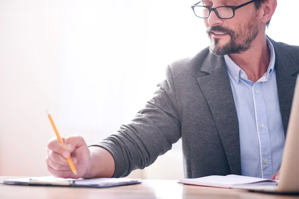 Mann hält Bleistift über die Papiere — Stockfoto