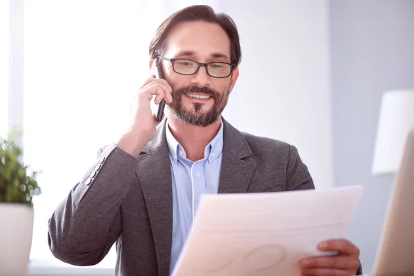 Uomo che guarda la carta mentre fa conversazione — Foto Stock