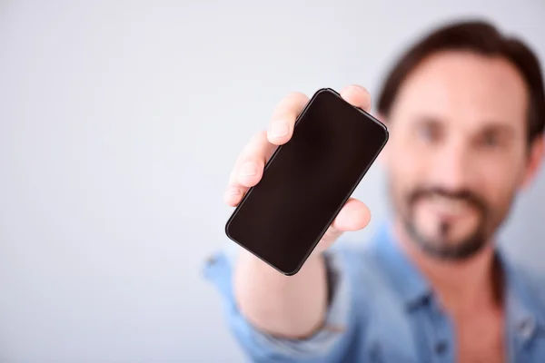 Detail člověka ukazuje chytrý telefon — Stock fotografie