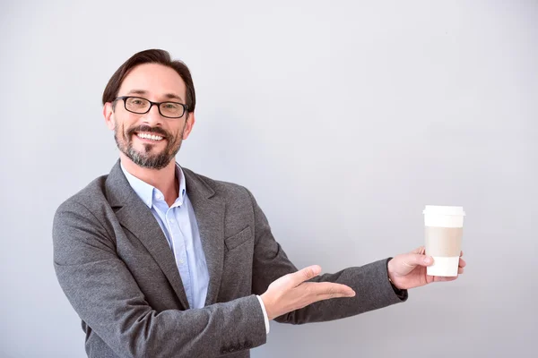 Homme pointant vers une tasse de café — Photo