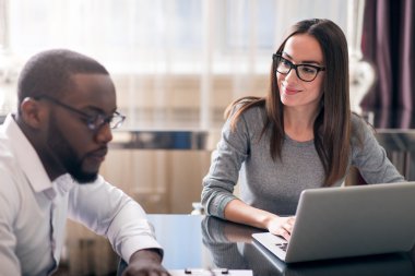 Erkek ve kadın birlikte çalışıyor.