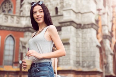 Hoş kadın kahve içme