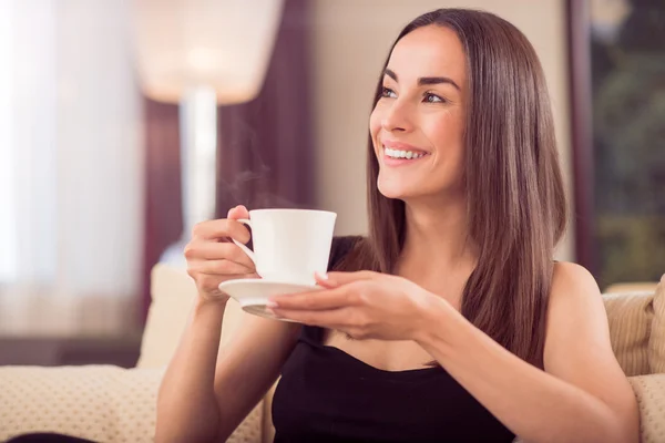Красивая женщина держит чашку кофе — стоковое фото