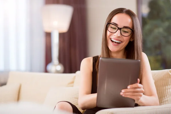 Wunderschöne Frau mit einem Tablet — Stockfoto