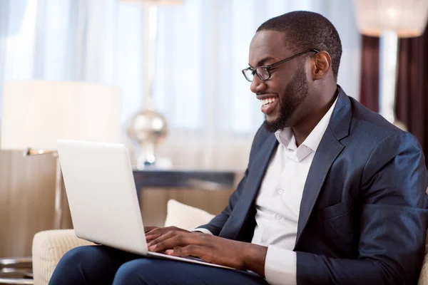 Profiel van de man werkt op laptop — Stockfoto