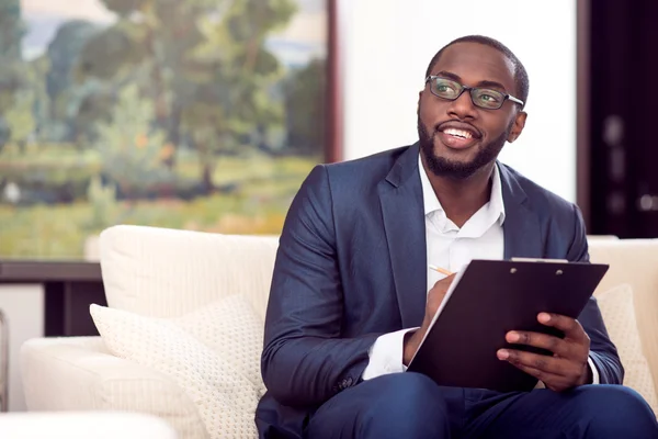 Hombre afroamericano tomando notas — Foto de Stock