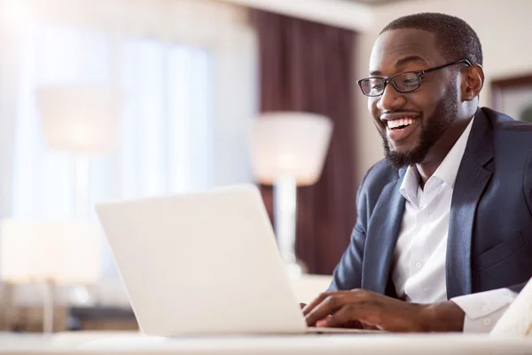 Homem trabalhando em seu laptop — Fotografia de Stock