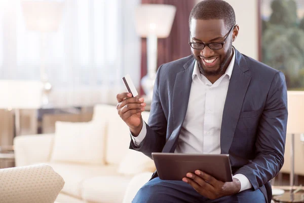 Hombre con tarjeta bancaria y tableta — Foto de Stock