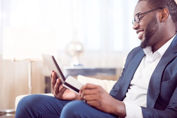 Hombre afroamericano con tarjeta bancaria — Foto de Stock