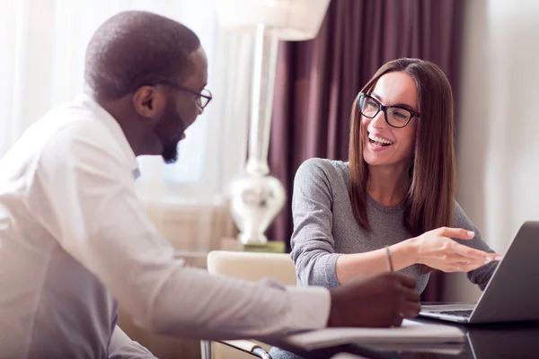 Colleagues smiling and talking about work — Stock Photo, Image