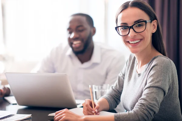 Mann und Frau am Tisch — Stockfoto