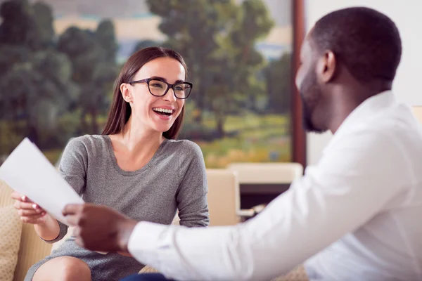 Mujer y hombre sosteniendo el mismo papel — Foto de Stock