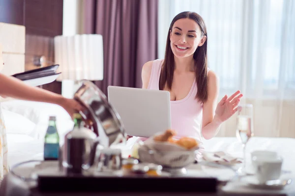 Vrouw kijken naar haar orde in hotel — Stockfoto