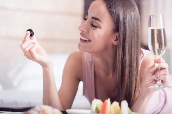 Vrouw kijken naar BES in haar vingers — Stockfoto