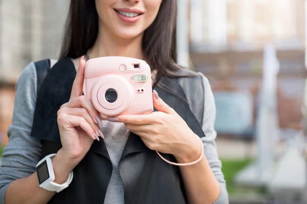 Trevliga leende kvinna innehar fotokamera — Stockfoto