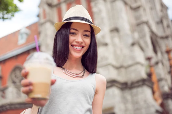 Mujer agradable teniendo un paseo — Foto de Stock