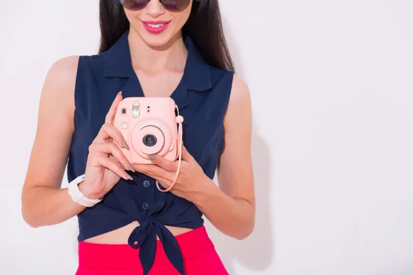 Mujer sonriente alegre de pie aislada sobre fondo blanco — Foto de Stock