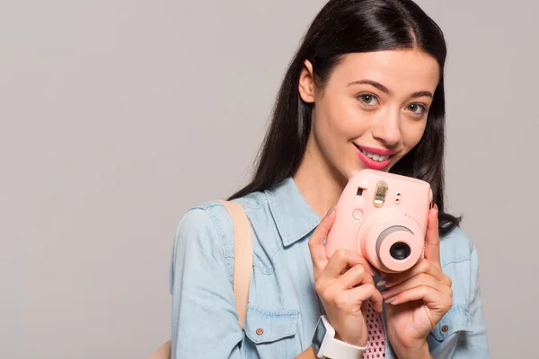 Fotoğraf makinesi tutan hoş gülümseyen kadın — Stok fotoğraf