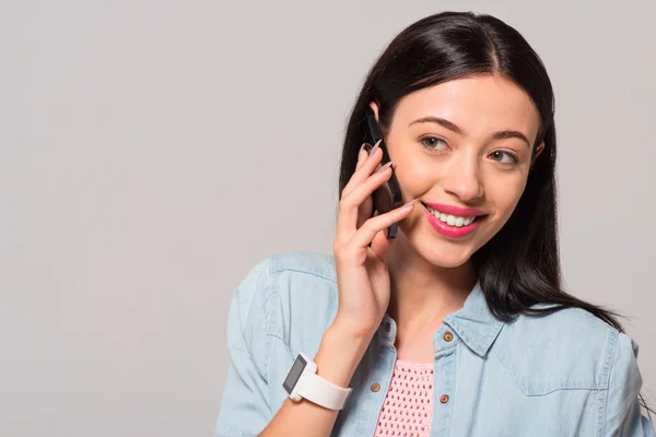 Aangename vrouw staand geïsoleerd op grijze achtergrond — Stockfoto