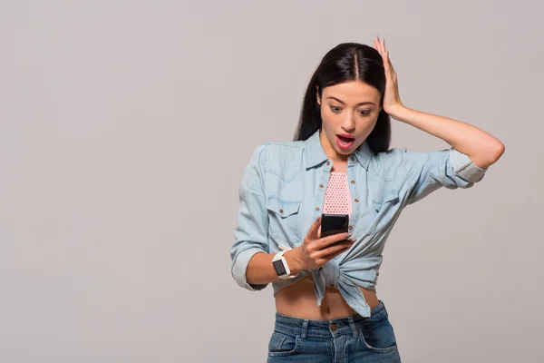 Mujer agradable de pie aislada sobre fondo gris — Foto de Stock