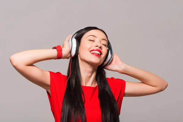 Mulher bonita positivo ouvir música — Fotografia de Stock