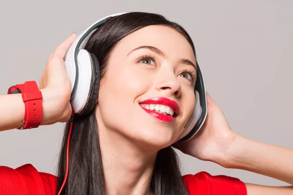 Mulher encantada ouvindo música — Fotografia de Stock