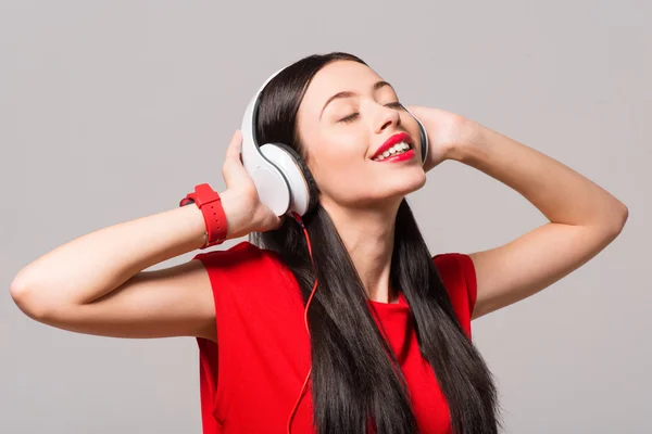 Vrolijke verrukt vrouw luisteren naar muziek — Stockfoto