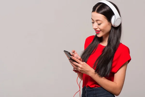 Przyjemna pozytywna kobieta słuchając muzyki — Zdjęcie stockowe