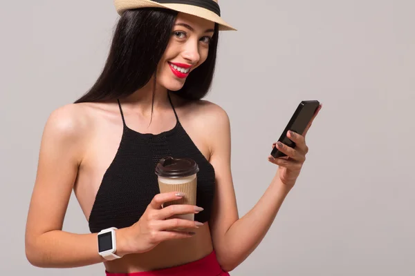 Mujer sonriente agradable de pie aislado sobre fondo gris —  Fotos de Stock