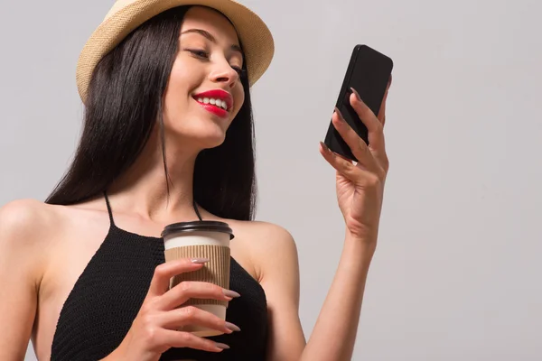 Mujer alegre usando el teléfono celular — Foto de Stock