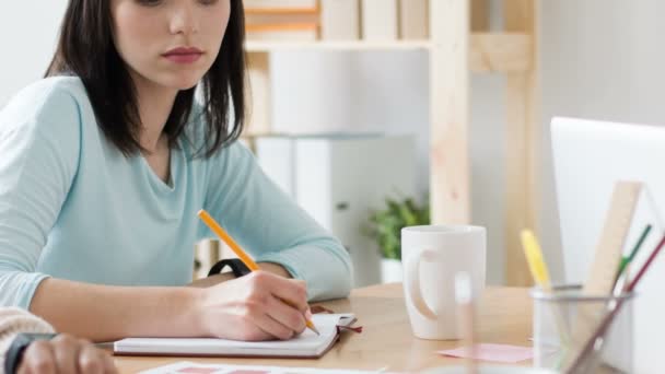 Estudiante concentrado tomando notas — Vídeos de Stock