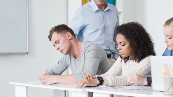 Piacevole studente che prende appunti durante le lezioni — Video Stock