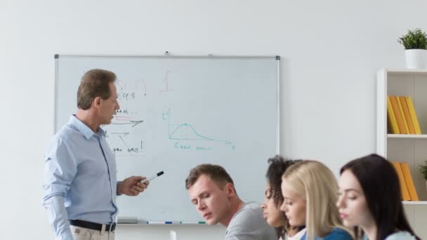 Profesora profesional agradable dirigiendo la lección — Vídeos de Stock