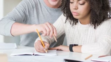 Masada oturan neşeli öğrenciler