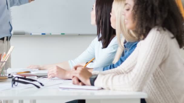 Estudiantes agradables teniendo una lección — Vídeos de Stock